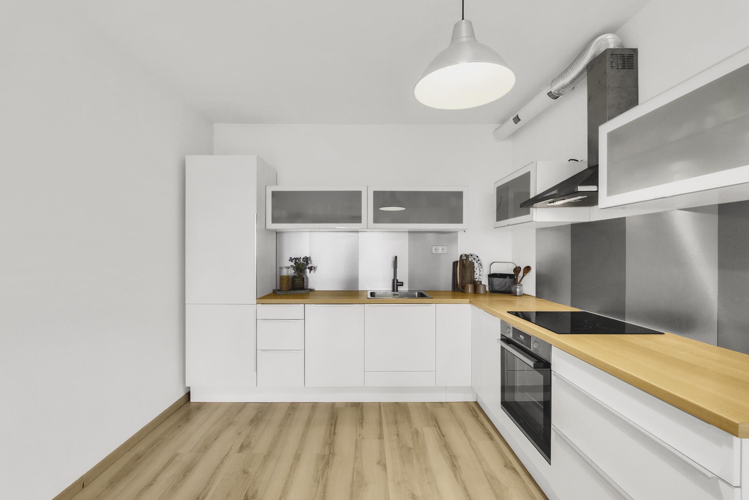 Rezervovaný - Priestranný 2 izbový byt v novostavbe Ship House v Ružinove s balkónom, garážovým státím a kompletným zariadením