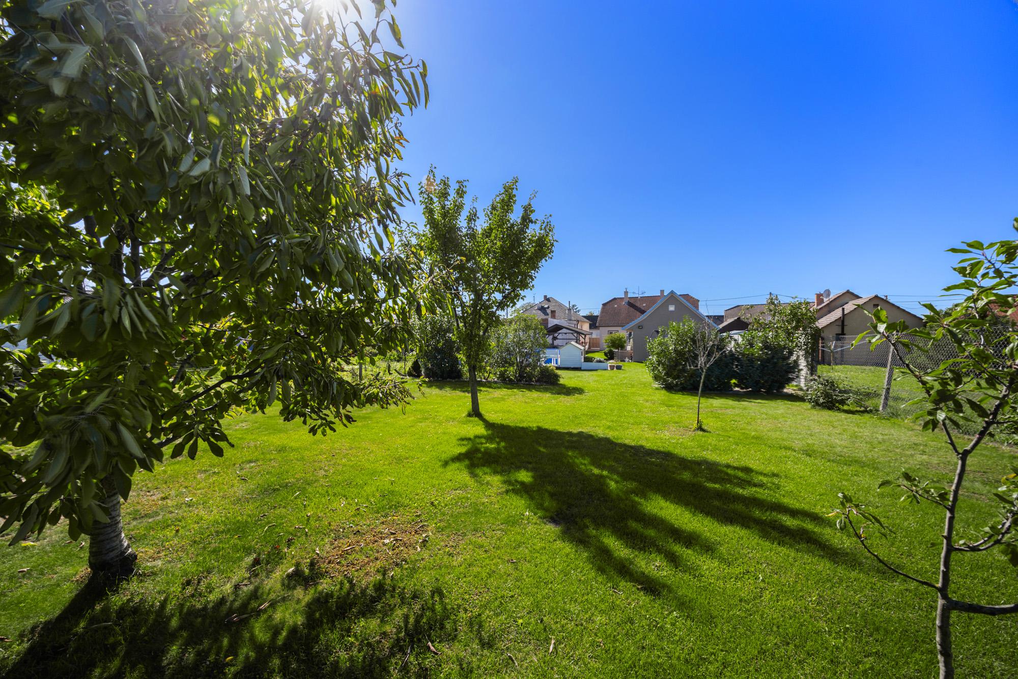 Rekonštruovaný rodinný dom so záhradou snov a extra priestorom pre hostí