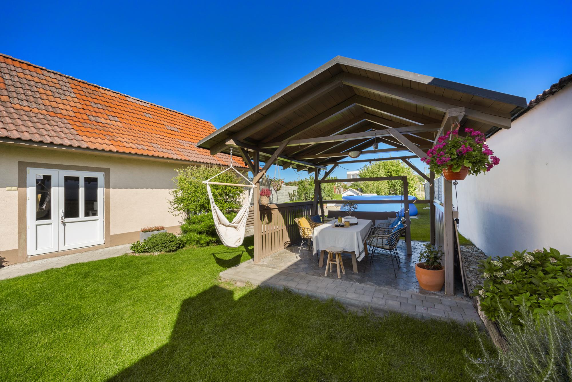 Rekonštruovaný rodinný dom so záhradou snov a extra priestorom pre hostí