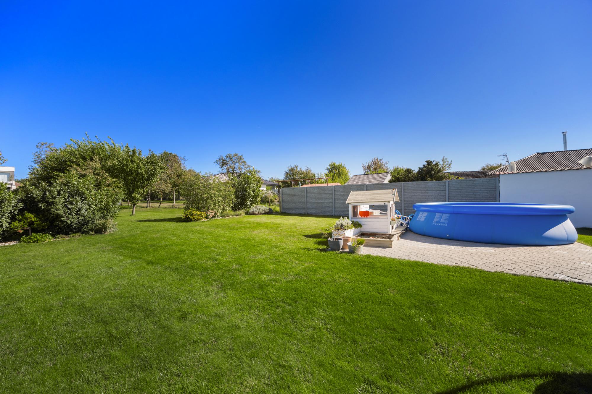 Rekonštruovaný rodinný dom so záhradou snov a extra priestorom pre hostí