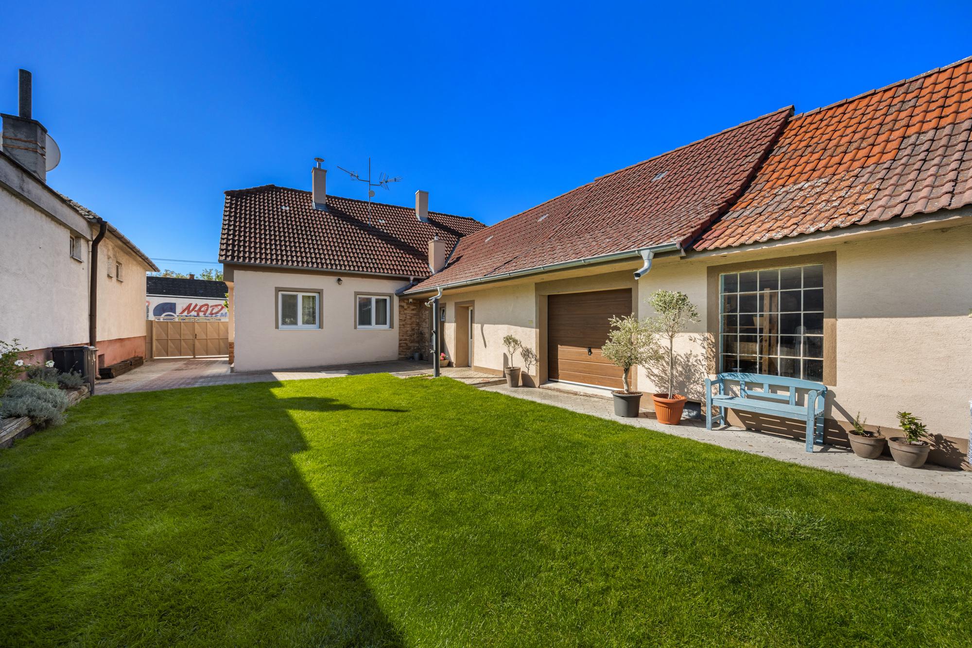 Rekonštruovaný rodinný dom so záhradou snov a extra priestorom pre hostí