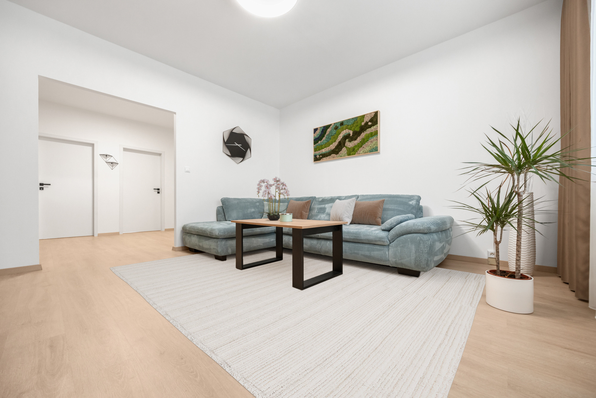 Praktický 4- izbový byt s lodžiou a dvomi pivnicami na predaj na ulici Haanova v Petržalke