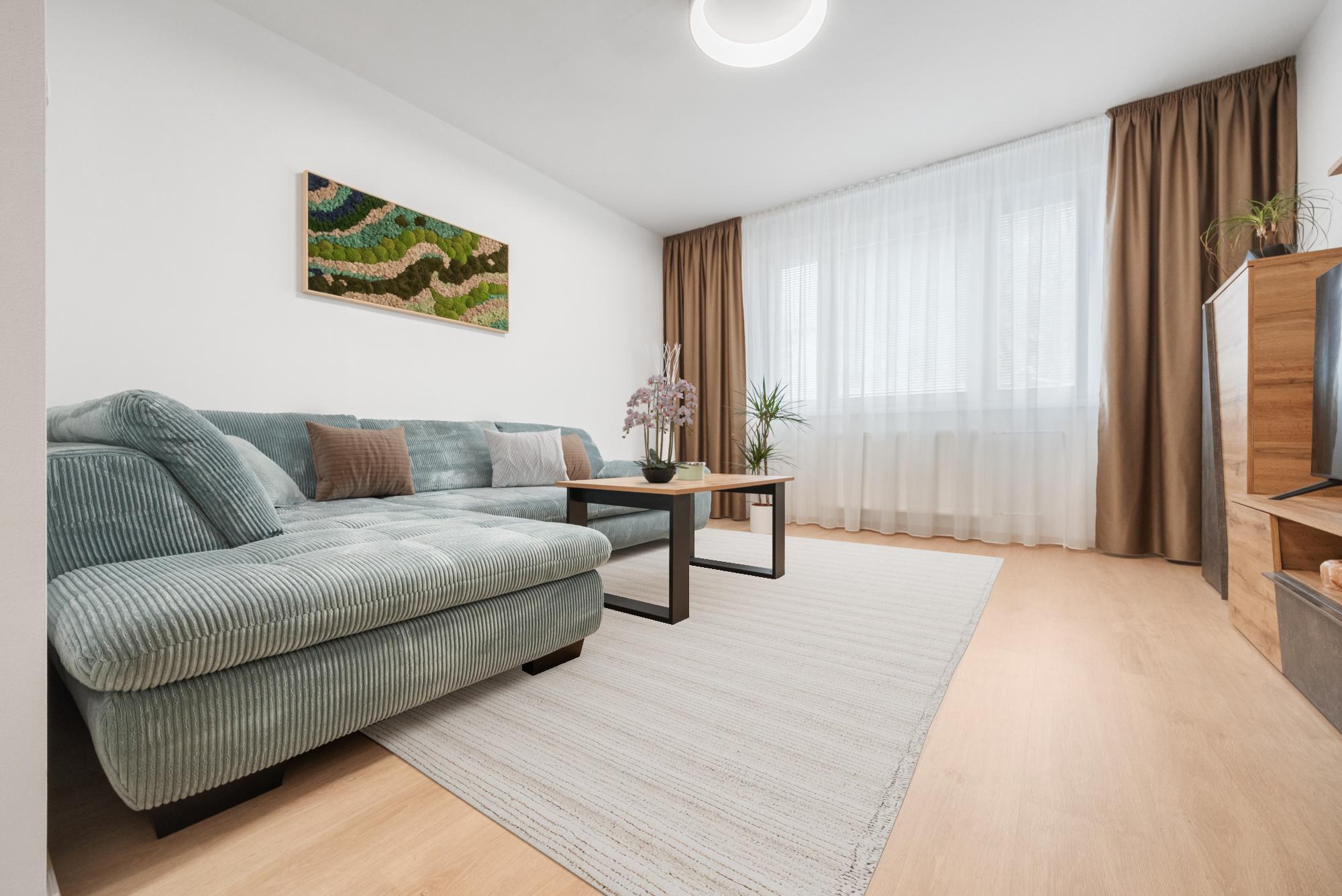 Praktický 4- izbový byt s lodžiou a dvomi pivnicami na predaj na ulici Haanova v Petržalke