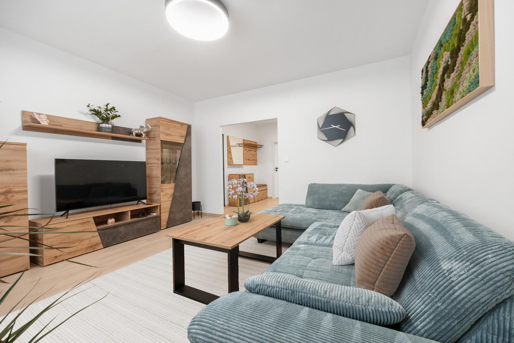 Praktický 4- izbový byt s lodžiou a dvomi pivnicami na predaj na ulici Haanova v Petržalke