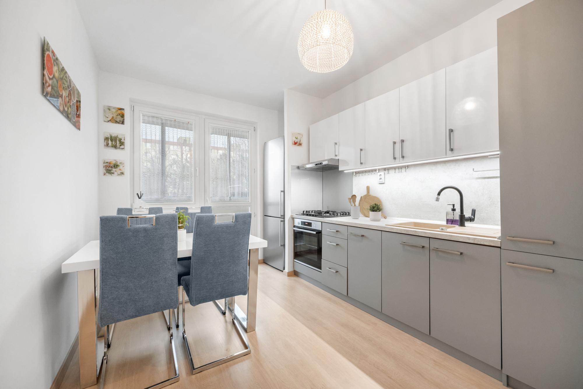 Praktický 4- izbový byt s lodžiou a dvomi pivnicami na predaj na ulici Haanova v Petržalke