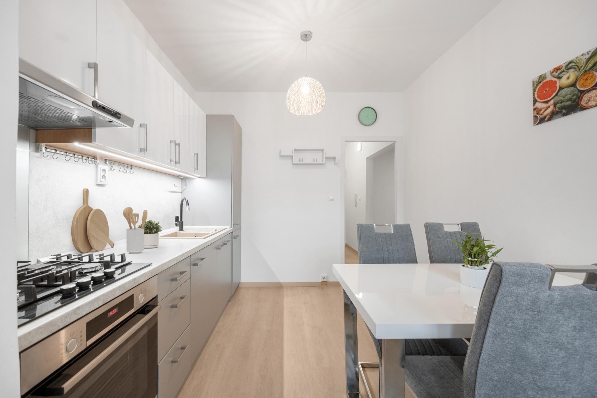 Praktický 4- izbový byt s lodžiou a dvomi pivnicami na predaj na ulici Haanova v Petržalke