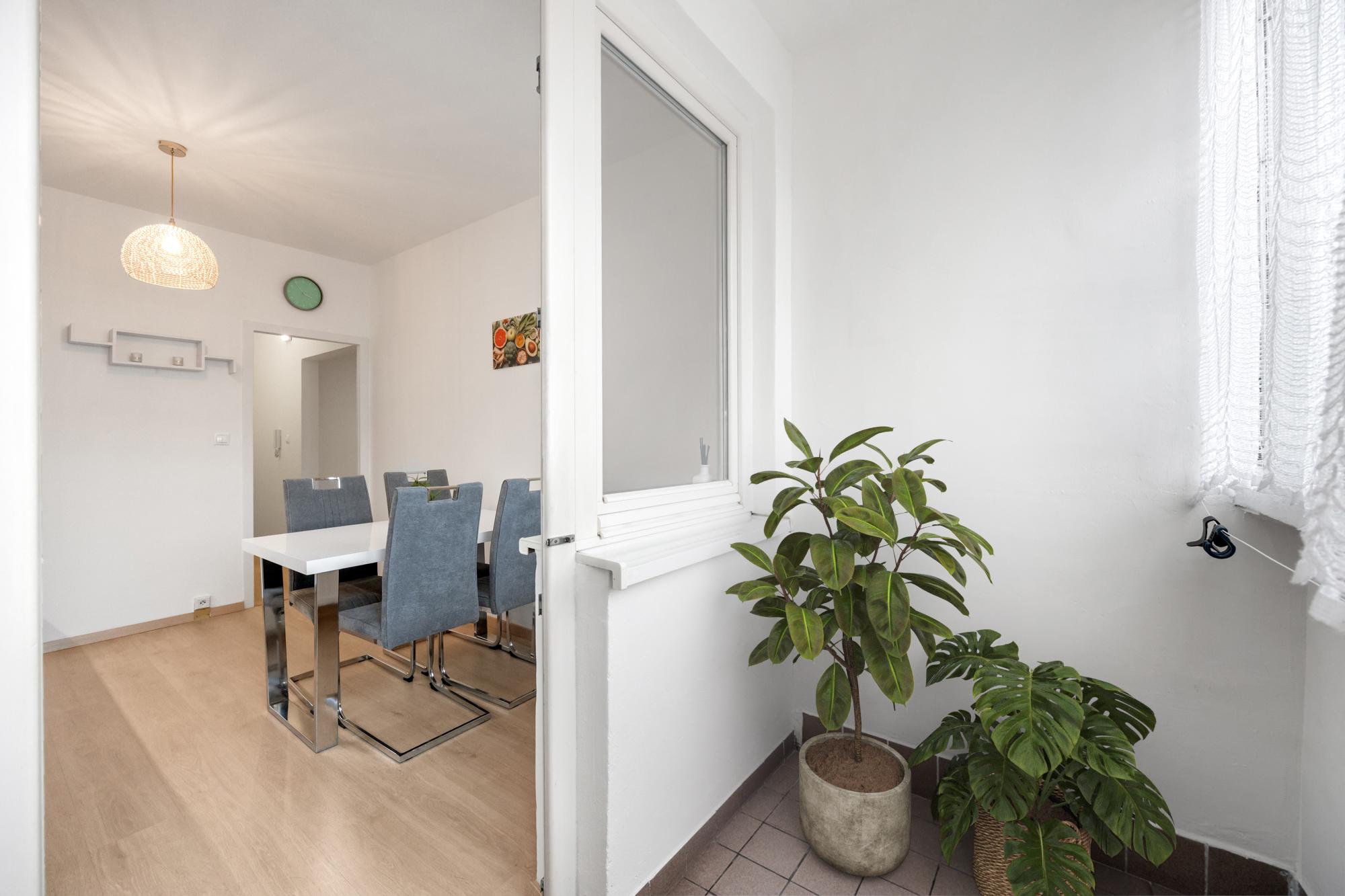 Praktický 4- izbový byt s lodžiou a dvomi pivnicami na predaj na ulici Haanova v Petržalke