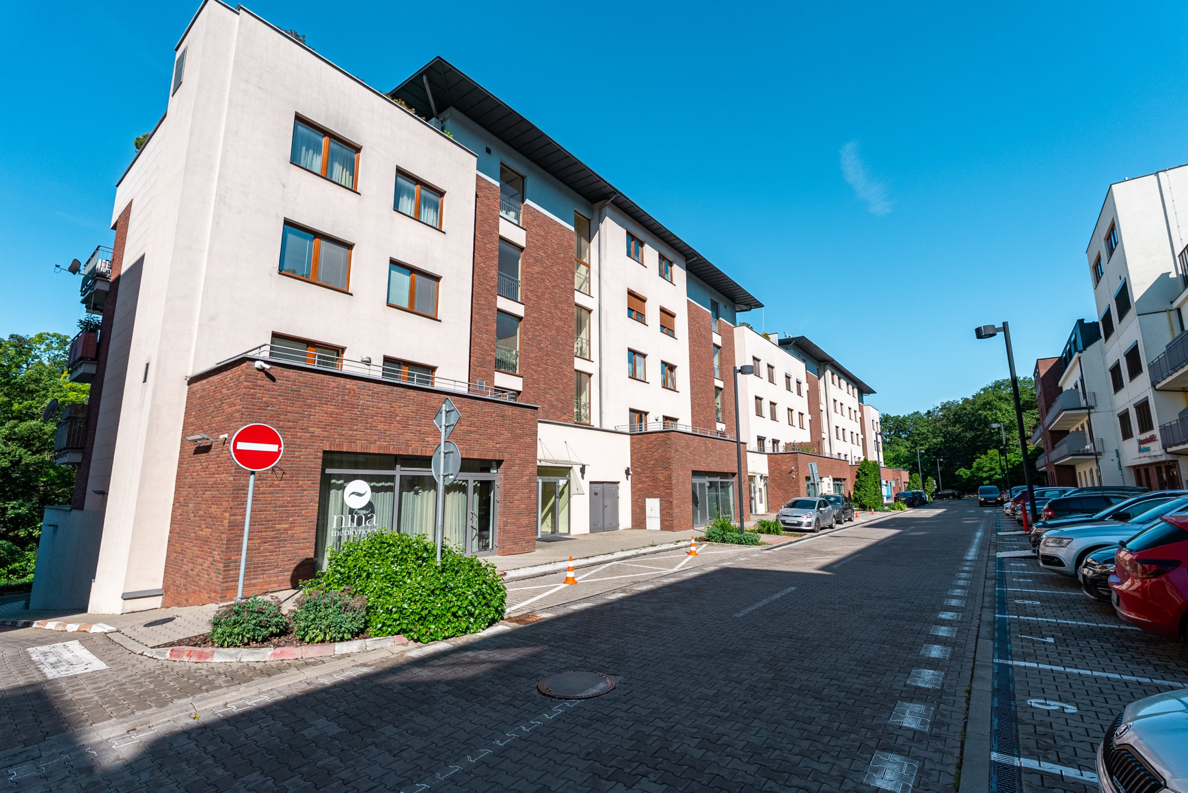 REZERVOVANE   Nadčasový 2-izbový byt na Ďumbierskej ulici s lodžiou, pivnicou, parkovacím státím a kompletným zariadením
