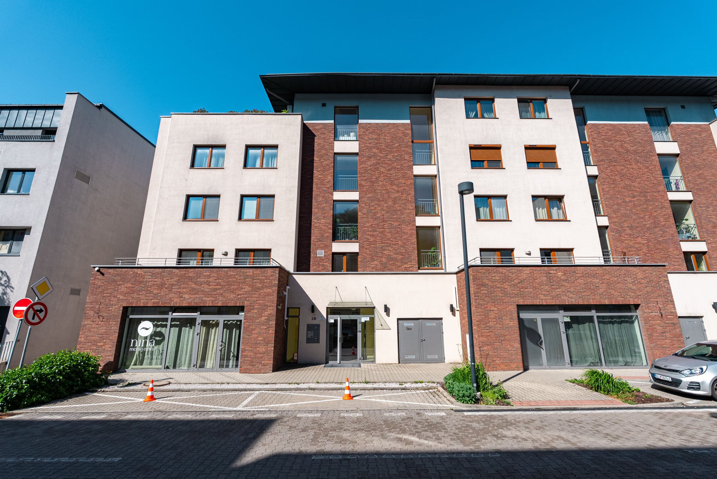 REZERVOVANE   Nadčasový 2-izbový byt na Ďumbierskej ulici s lodžiou, pivnicou, parkovacím státím a kompletným zariadením