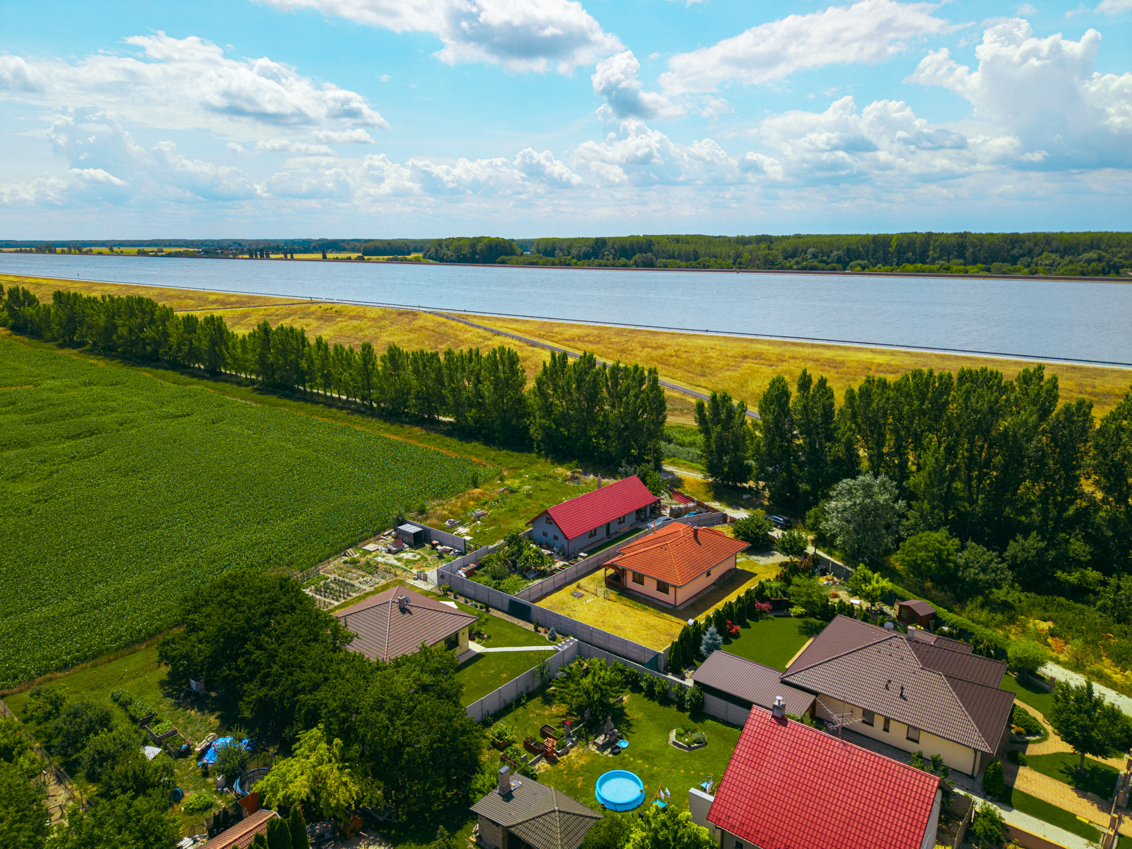 Zrekonštruovaný 3-izbový rodinný dom priamo pri hrádzi, len 25 minút od Bratislavy.