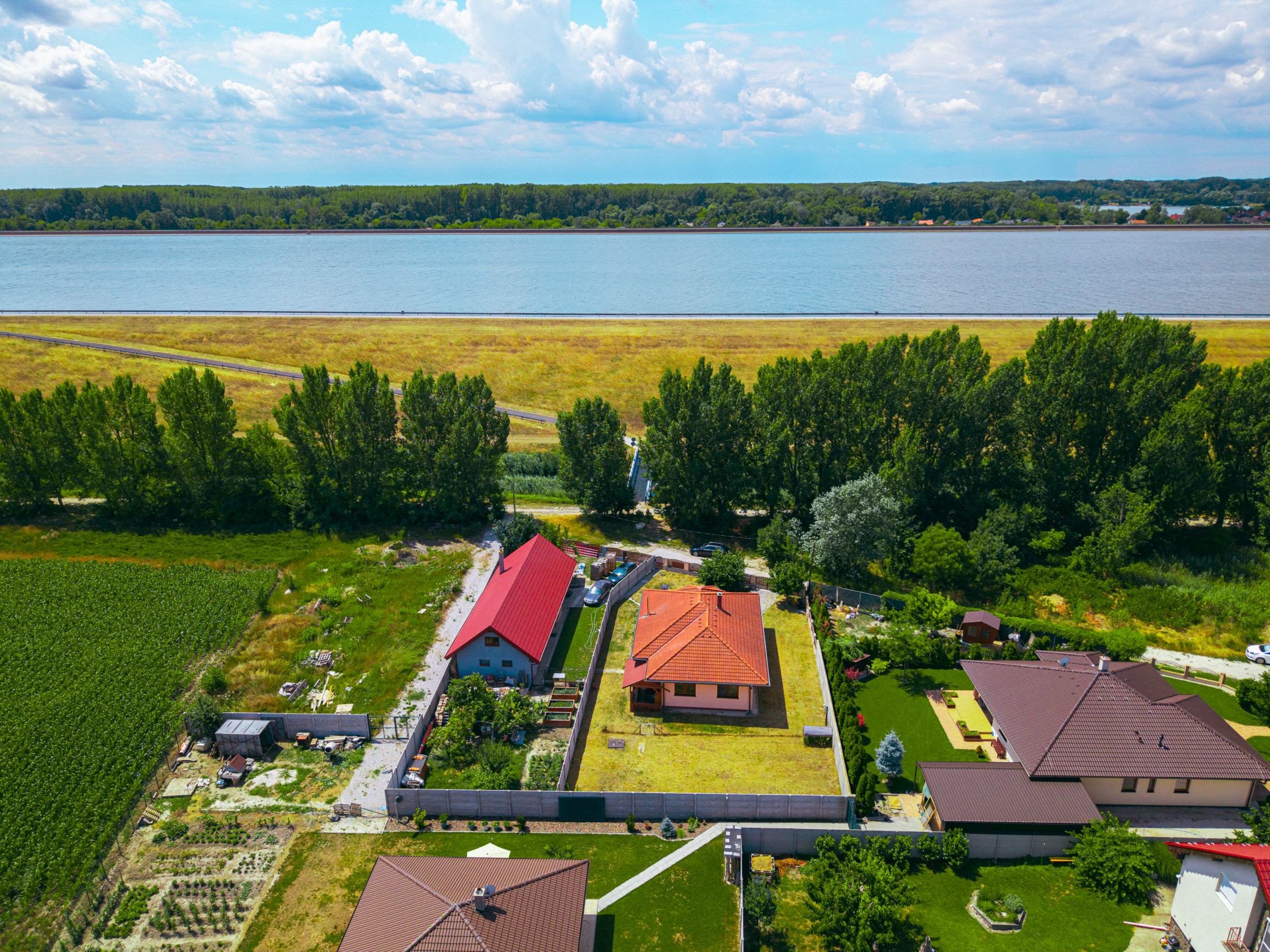 Zrekonštruovaný 3-izbový rodinný dom priamo pri hrádzi, len 25 minút od Bratislavy.