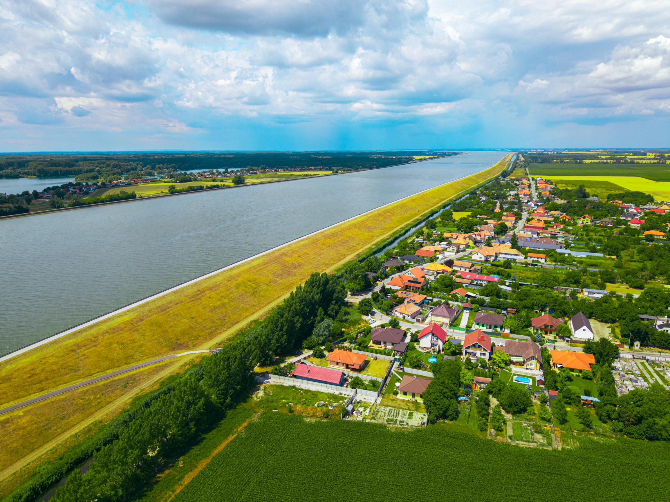 Zrekonštruovaný 3-izbový rodinný dom priamo pri hrádzi, len 25 minút od Bratislavy.