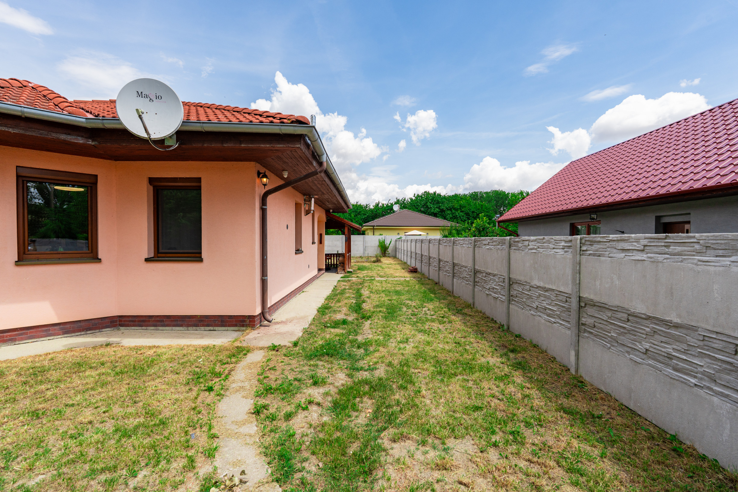 Zrekonštruovaný 3-izbový rodinný dom priamo pri hrádzi, len 25 minút od Bratislavy.