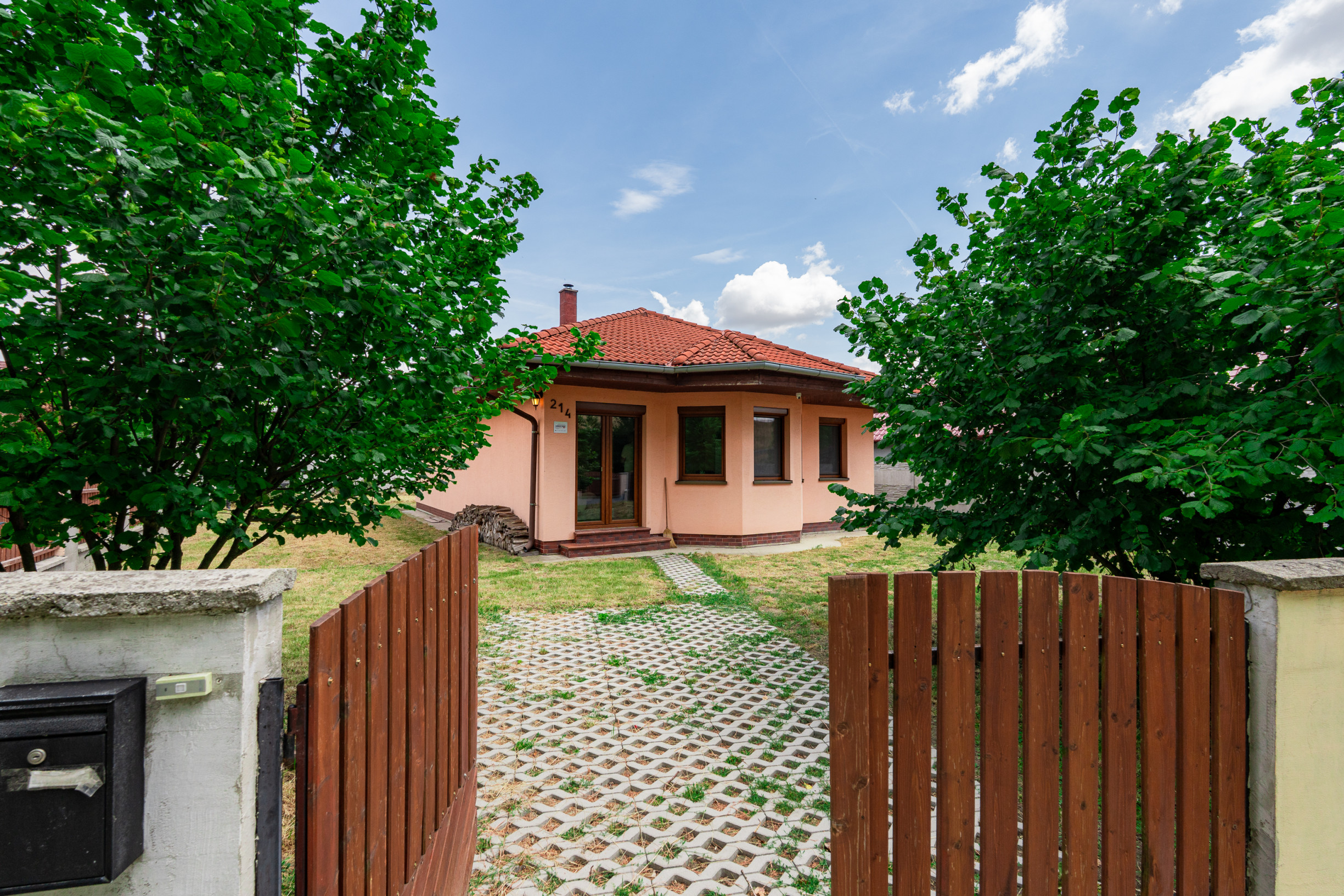 Zrekonštruovaný 3-izbový rodinný dom priamo pri hrádzi, len 25 minút od Bratislavy.