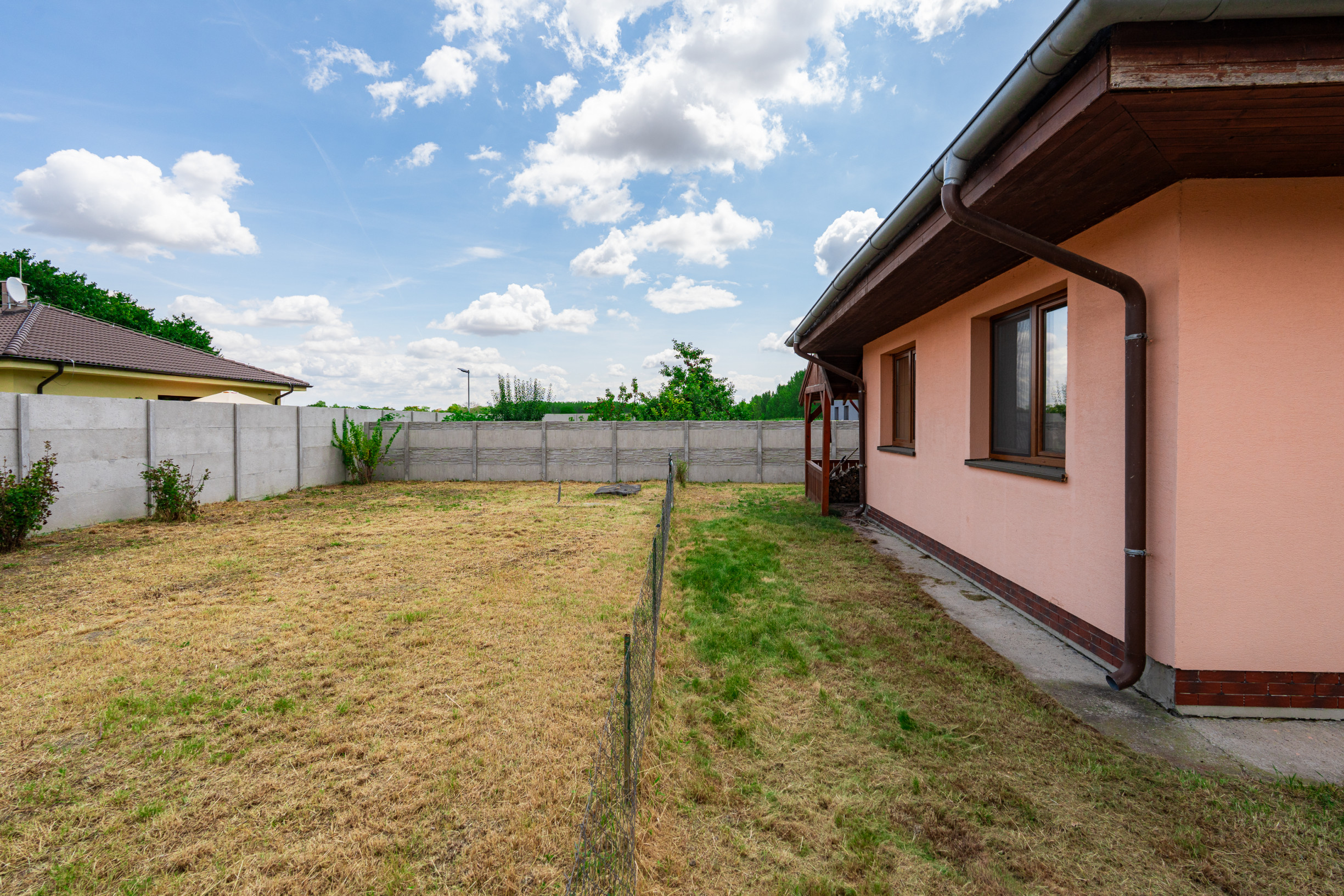Zrekonštruovaný 3-izbový rodinný dom priamo pri hrádzi, len 25 minút od Bratislavy.