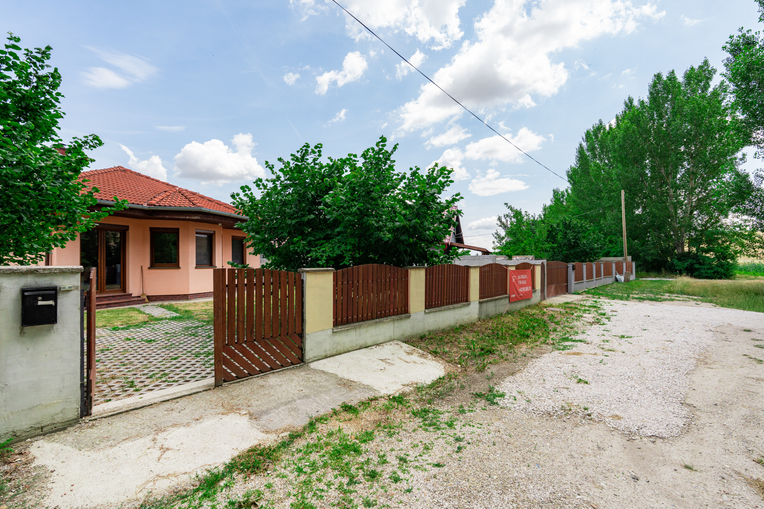 Zrekonštruovaný 3-izbový rodinný dom priamo pri hrádzi, len 25 minút od Bratislavy.