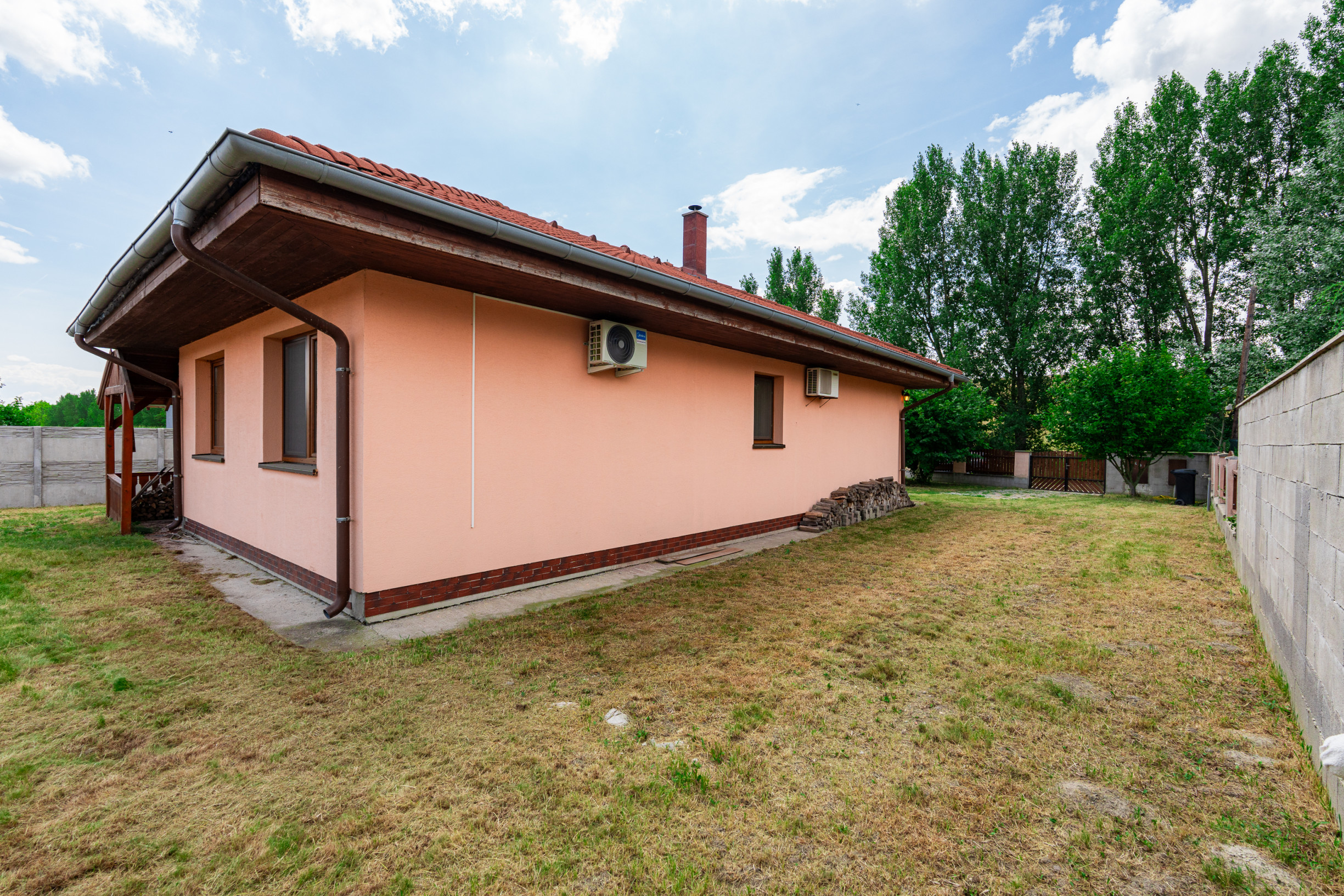Zrekonštruovaný 3-izbový rodinný dom priamo pri hrádzi, len 25 minút od Bratislavy.