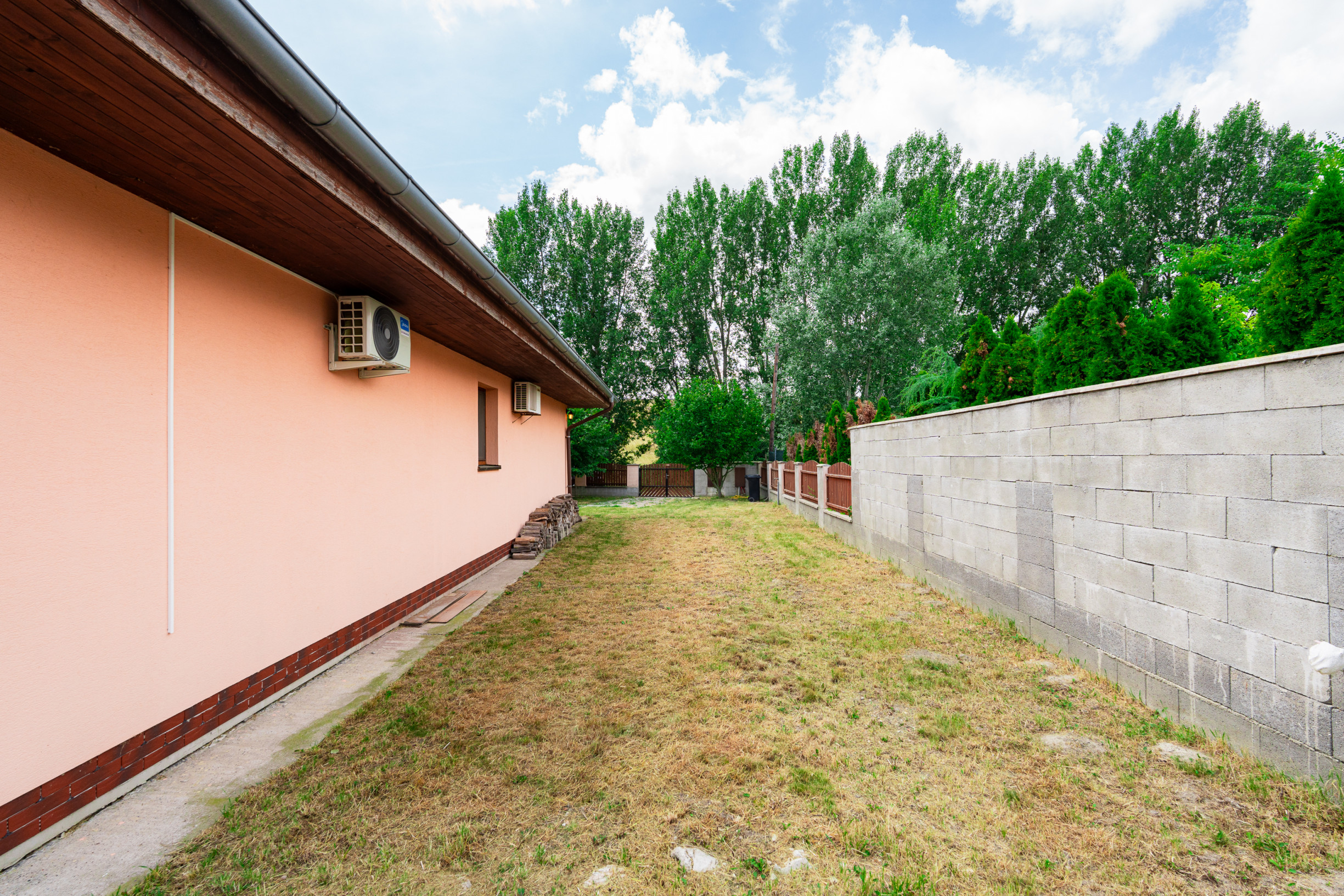 Zrekonštruovaný 3-izbový rodinný dom priamo pri hrádzi, len 25 minút od Bratislavy.