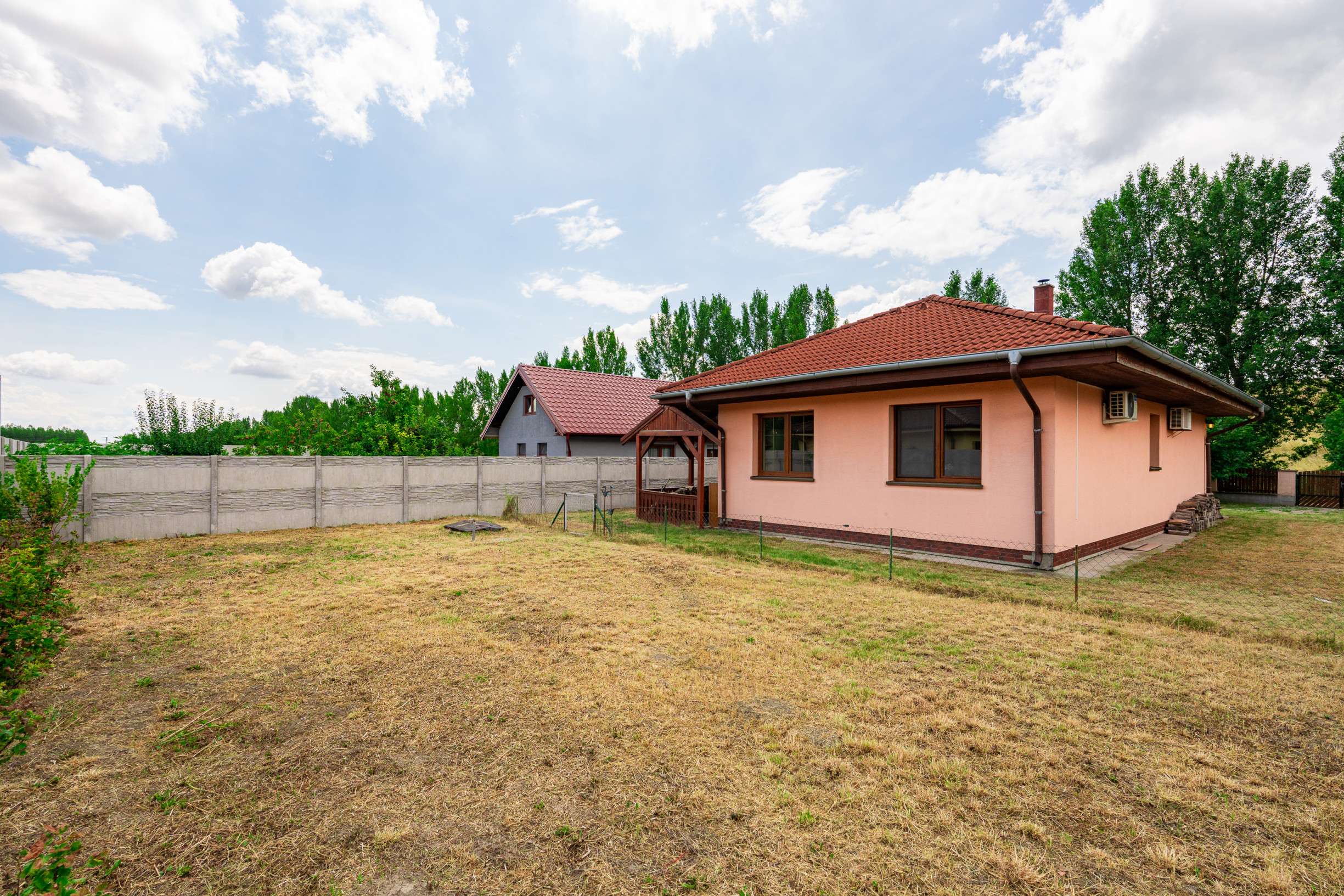Zrekonštruovaný 3-izbový rodinný dom priamo pri hrádzi, len 25 minút od Bratislavy.