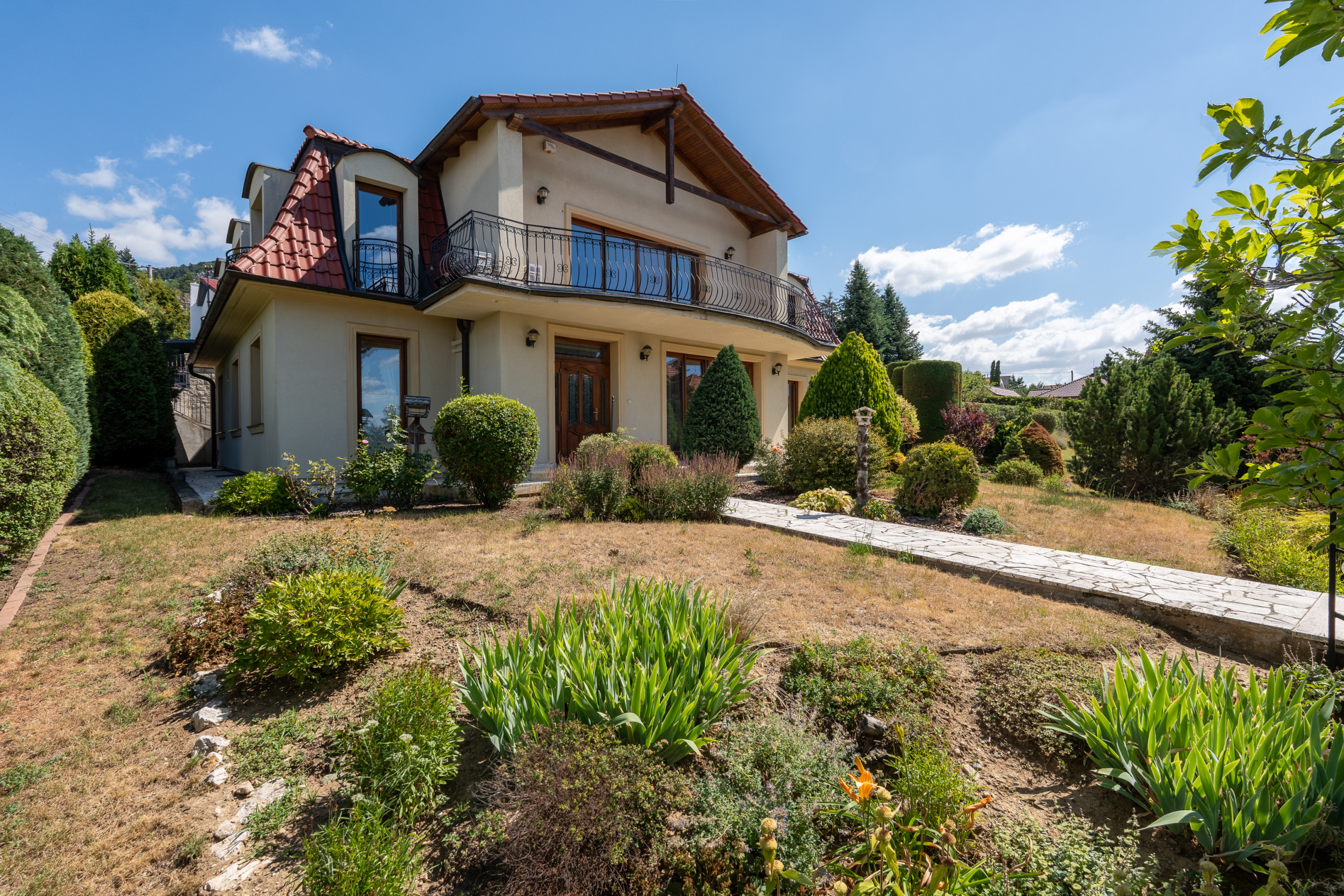 Nadčasová zoborská vila s panoramatickým výhľadom na hrad a vlastným vyhrievaným bazénom