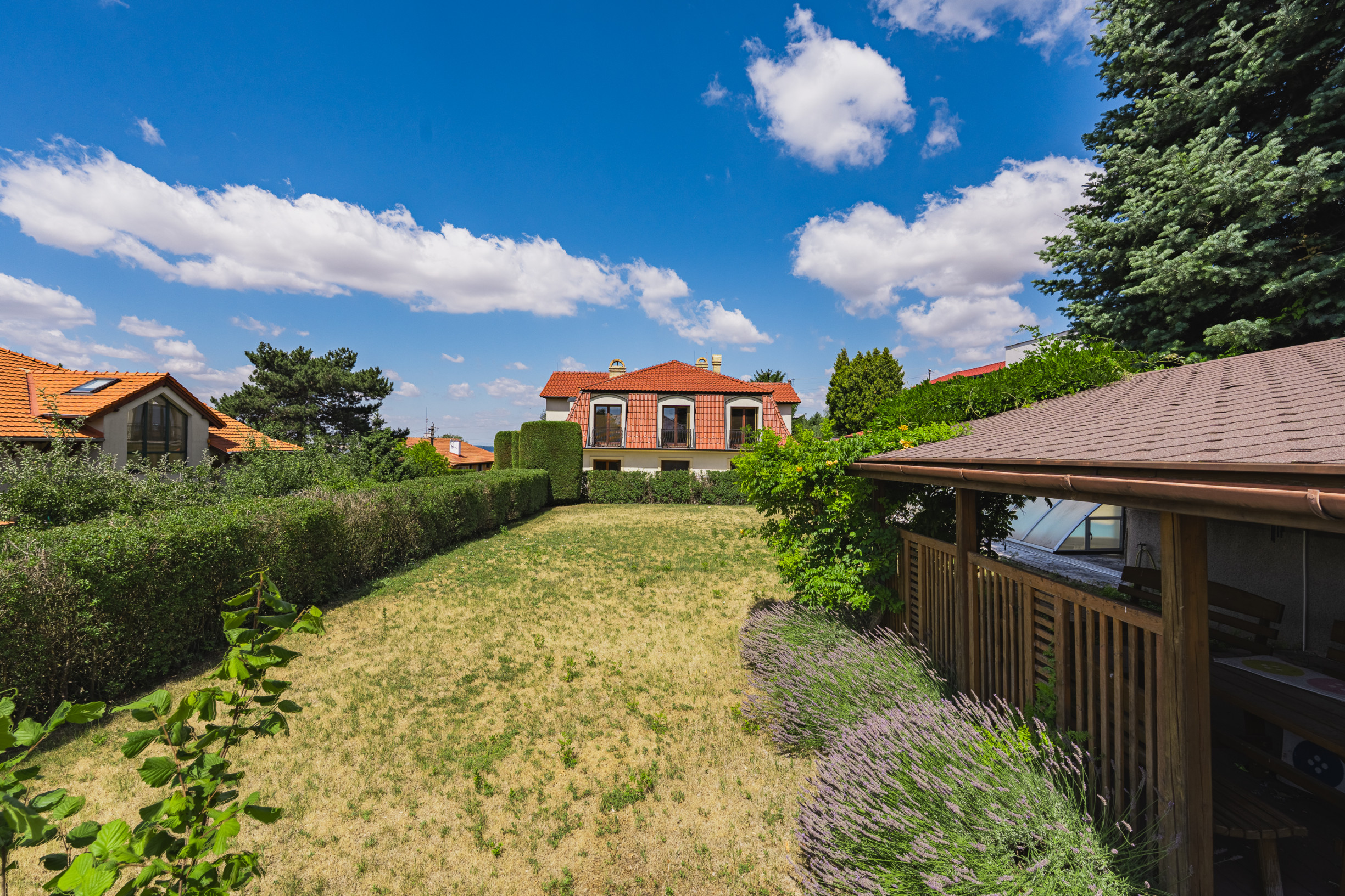 Nadčasová zoborská vila s panoramatickým výhľadom na hrad a vlastným vyhrievaným bazénom