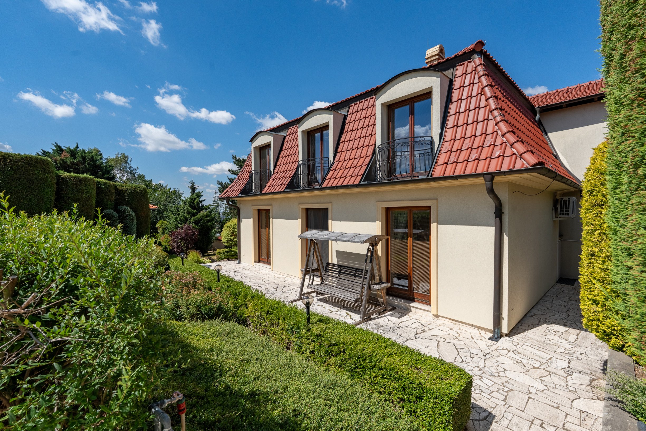 Nadčasová zoborská vila s panoramatickým výhľadom na hrad a vlastným vyhrievaným bazénom