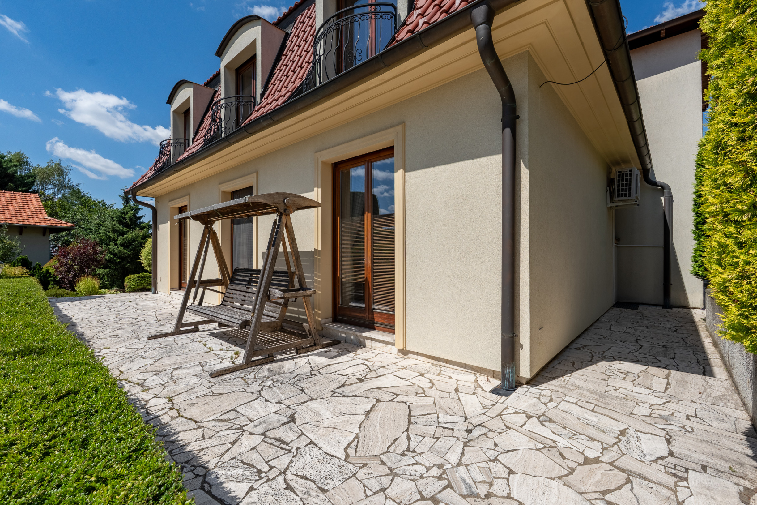 Nadčasová zoborská vila s panoramatickým výhľadom na hrad a vlastným vyhrievaným bazénom