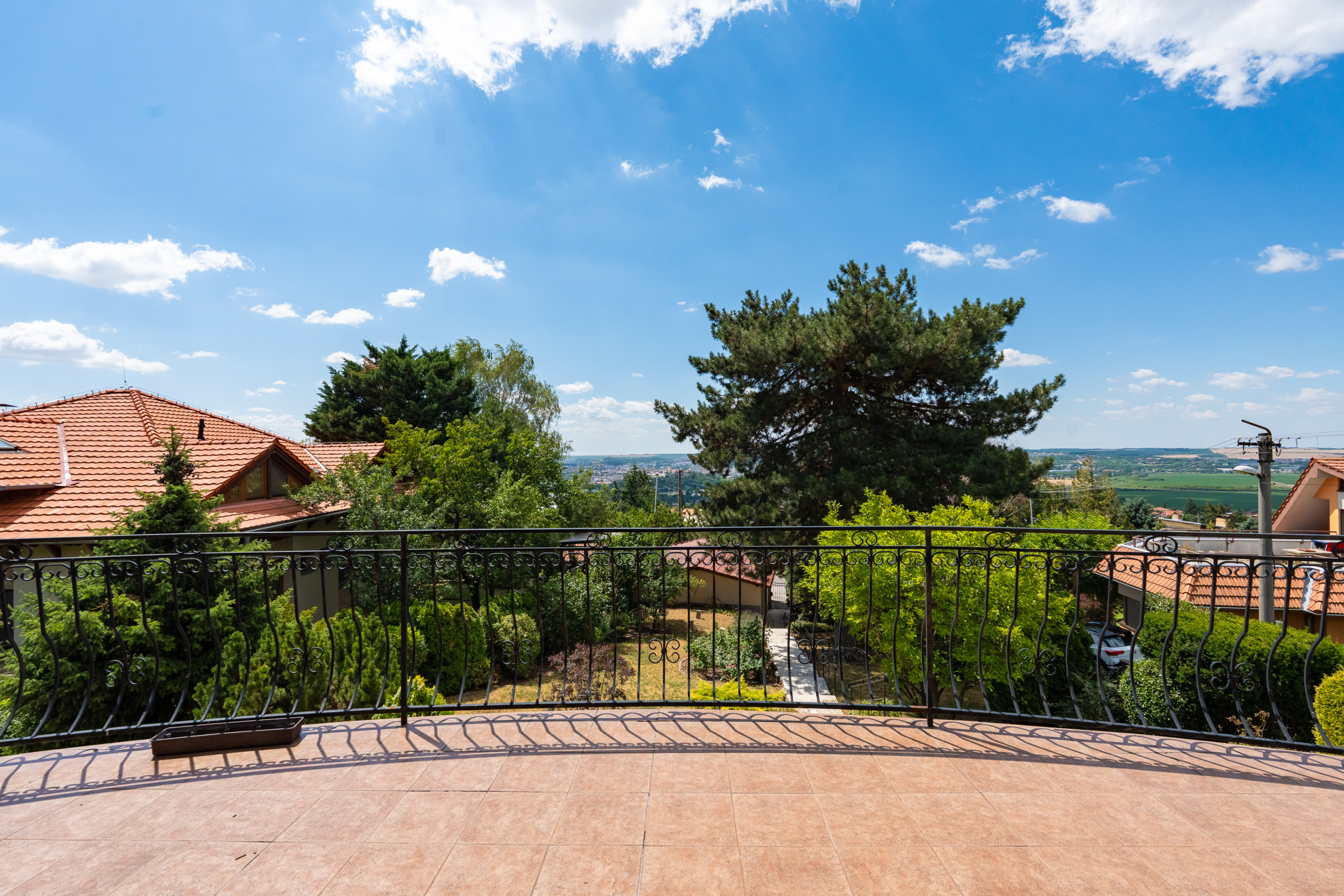 Nadčasová zoborská vila s panoramatickým výhľadom na hrad a vlastným vyhrievaným bazénom