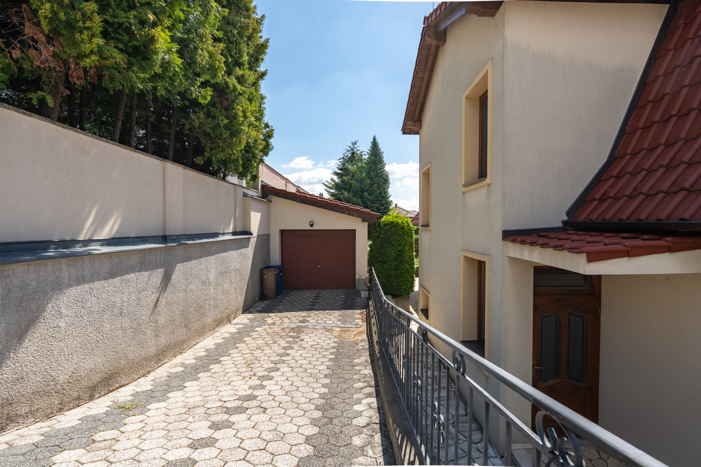 Nadčasová zoborská vila s panoramatickým výhľadom na hrad a vlastným vyhrievaným bazénom