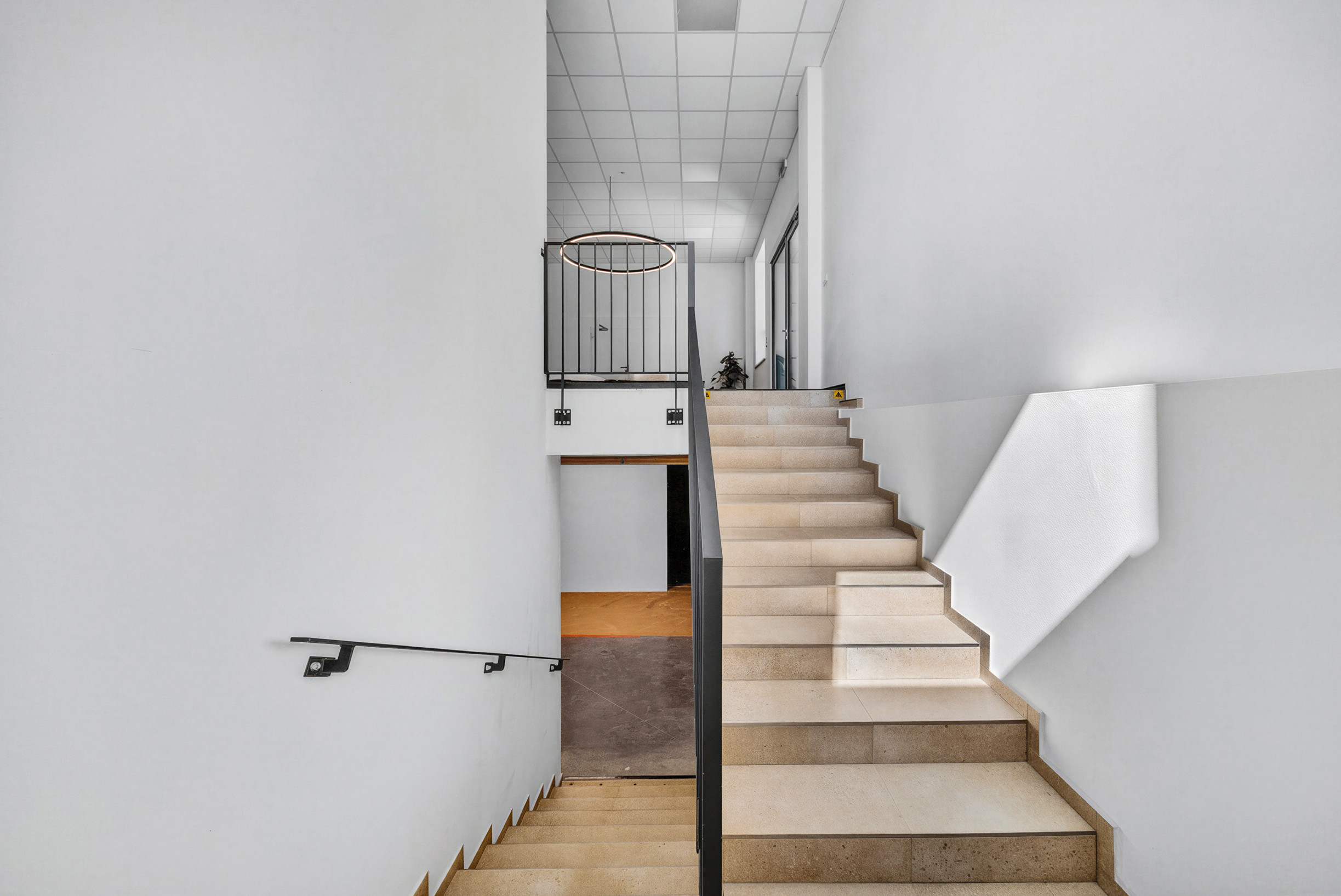 Štýlové a presvetlené priestory v modernej budove Business Hub A13 Concept
