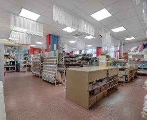 Priestranný obchodný priestor v centre Malaciek s množstvom skladových priestorov