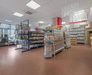 Priestranný obchodný priestor v centre Malaciek s množstvom skladových priestorov