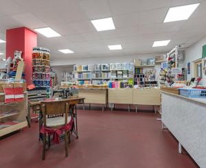 Priestranný obchodný priestor v centre Malaciek s množstvom skladových priestorov