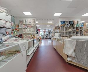 Priestranný obchodný priestor v centre Malaciek s množstvom skladových priestorov