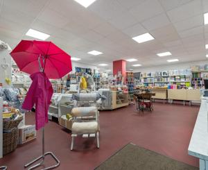 Priestranný obchodný priestor v centre Malaciek s množstvom skladových priestorov