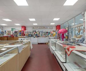 Priestranný obchodný priestor v centre Malaciek s množstvom skladových priestorov