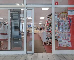 Priestranný obchodný priestor v centre Malaciek s množstvom skladových priestorov