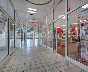 Priestranný obchodný priestor v centre Malaciek s množstvom skladových priestorov