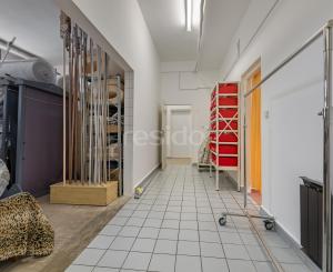 Priestranný obchodný priestor v centre Malaciek s množstvom skladových priestorov