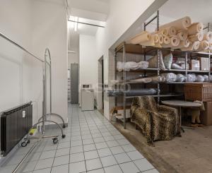 Priestranný obchodný priestor v centre Malaciek s množstvom skladových priestorov