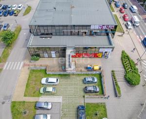 Priestranný obchodný priestor v centre Malaciek s množstvom skladových priestorov