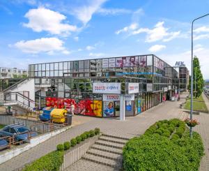 Priestranný obchodný priestor v centre Malaciek s množstvom skladových priestorov