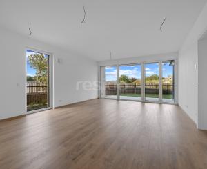 Priestranný 4-izbový byt s dvomi predzáhradkami v projekte Nesto-Petržalka