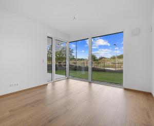 Priestranný 4-izbový byt s dvomi predzáhradkami v projekte Nesto-Petržalka