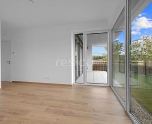 Priestranný 4-izbový byt s dvomi predzáhradkami v projekte Nesto-Petržalka