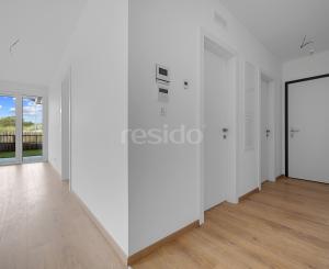 Priestranný 4-izbový byt s dvomi predzáhradkami v projekte Nesto-Petržalka