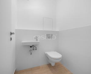 Priestranný 4-izbový byt s dvomi predzáhradkami v projekte Nesto-Petržalka