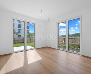 Priestranný 4-izbový byt s dvomi predzáhradkami v projekte Nesto-Petržalka