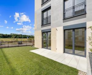 Priestranný 4-izbový byt s dvomi predzáhradkami v projekte Nesto-Petržalka