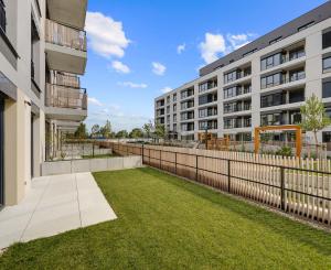 Priestranný 4-izbový byt s dvomi predzáhradkami v projekte Nesto-Petržalka